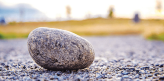 CẢ ĐỜI CỐ GẮNG CHỈ THUA MỘT HÒN ĐÁ NHỎ?